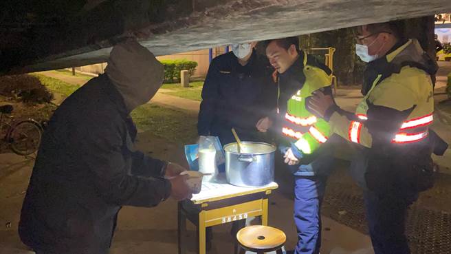 福营派出所的同事也帮忙发送食物。（新庄警分局提供／李俊淇新北传真）