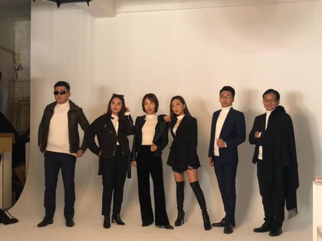 新竹市议会民进党团成员好似拍摄时尚大片，连站姿都架式十足，就是为了要拍出贺岁看板祝福民眾。（新竹市议会民进党团提供／邱立雅竹市传真）