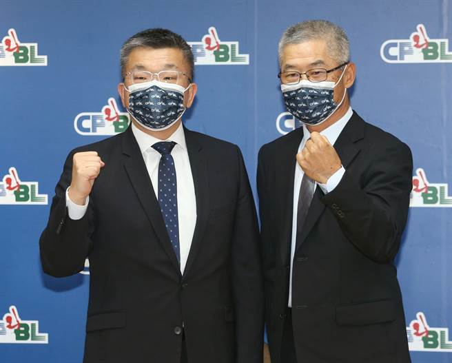 中职秘书长杨清珑（右）今召开内部会议，讨论防本垒衝撞等问题。（资料照／王英豪摄）