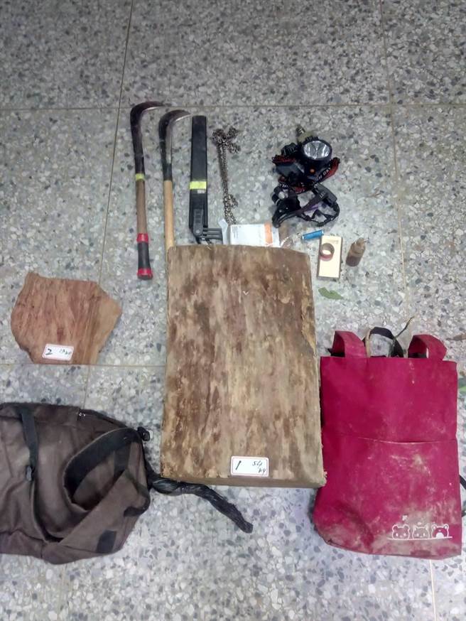 台东林区管理处工作人员19日执行巡护工作时，在初鹿山区一发现可疑机车藏匿，人员察觉有异便通报保七总队，双方彻夜埋伏，终于在20日清晨缉获3名窃取牛樟木的犯嫌，并查获赃木共0.06立方公尺，全案移送台东地检署侦办中。图为犯案工具与赃木。（台东林管处提供／蔡旻妤台东传真）