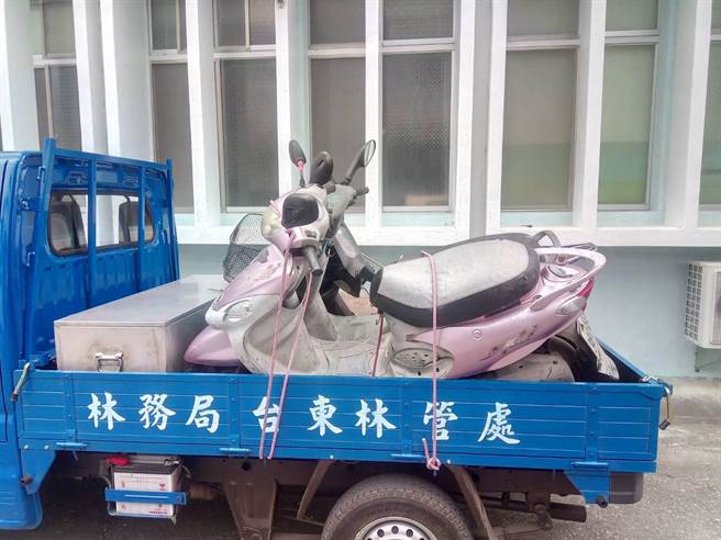 台东林区管理处工作人员19日执行巡护工作时，在初鹿山区一发现可疑机车藏匿，人员察觉有异便通报保七总队，双方彻夜埋伏，终于在20日清晨缉获3名窃取牛樟木的犯嫌，并查获赃木共0.06立方公尺，全案移送台东地检署侦办中。图为犯案工具机车3辆。（台东林管处提供／蔡旻妤台东传真）