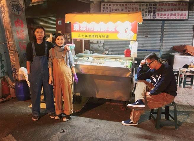 戴铭宏（左一）与妻子一起开咸酥鸡摊，右为帮助他创业的老友。（戴铭宏提供／程炳璋台南传真）