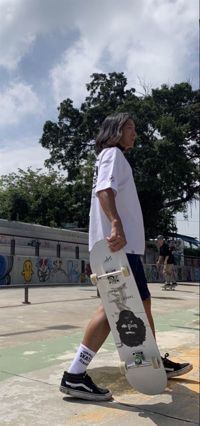 戴铭宏热爱玩滑板，年轻时开过滑板店。（戴铭宏提供／程炳璋台南传真）