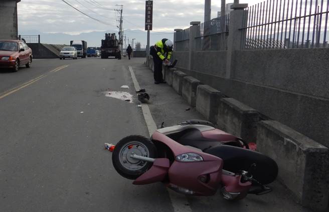 中市雾峰区峰堤路，21日上午发生拖板车擦撞机车意外，骑机车的73岁曾妇，被撞倒地后，右小腿遭拖板车右后轮碾过，伤势严重需截肢。（雾峰分局提供／黄国峰台中传真）