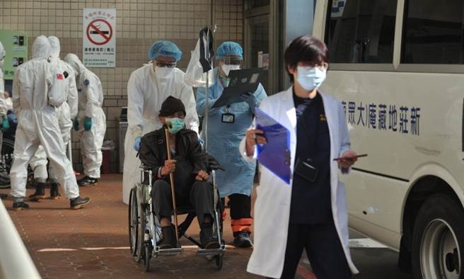 现场直击！桃园医院这厢急移病患，那厢各界持续送暖。(图/康健杂志提供 陈德信摄)