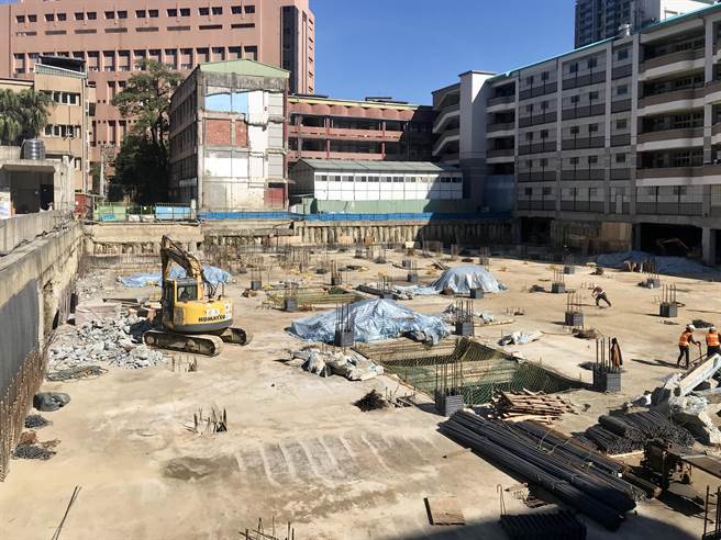 基隆市政府为改善停车需求，选订在信议国小启动「地下停车场新建工程」。（陈彩玲摄）