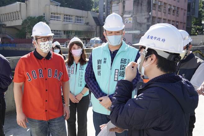 立委邱臣远21日亲自前往工地视察工程进度。（立委邱臣远提供／陈彩玲基隆传真）