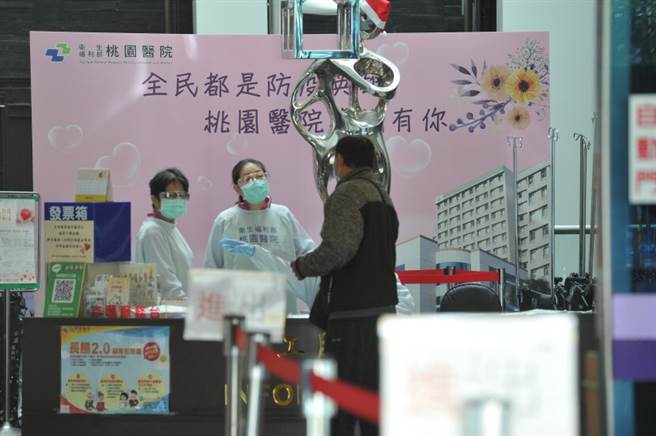 部立桃园医院群聚感染，医院清空消毒，门诊病患大减。图片来源 / 陈德信摄）