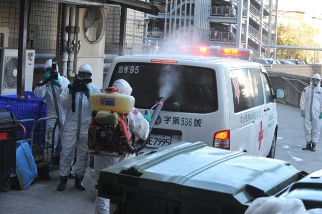 病患送上救护车后，化学兵消毒车身，救护车再驶离。(图片来源 / 陈德信摄 康健杂志提供）
