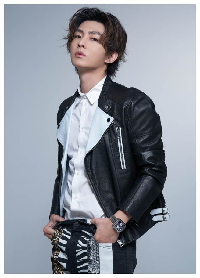 炎亚纶关心时事，透过新专辑《摩登原始人》以唱歌的方式抒发己见，佩戴泰格豪雅（TAG Heuer）Monaco计时码表22万2100元。（JOJ PHOTO摄，服装提供／Roberto Cavalli）