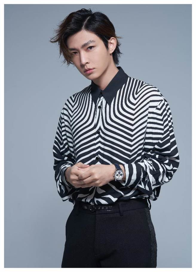 炎亚纶新专辑融入GRUNGE曲风，整体造型也做了新的改变，佩戴泰格豪雅160周年Montreal限量表22万2100元。（JOJ PHOTO摄，服装提供／Roberto Cavalli）