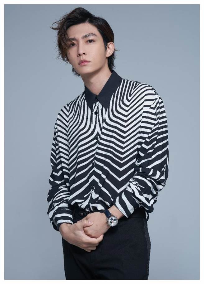 炎亚纶新专辑融入GRUNGE曲风，整体造型也做了新的改变，佩戴泰格豪雅160周年Montreal限量表22万2100元。（JOJ PHOTO摄，服装提供／Roberto Cavalli）