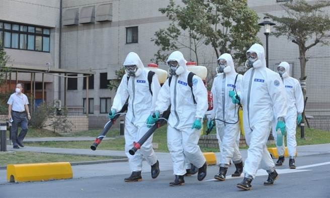 部立桃园医院转出住院病患，化学兵加强院区消毒。(图片来源 / 陈德信摄 康健杂志提供）