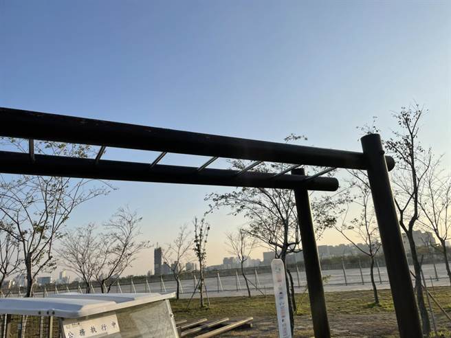 建設局強調，婦人到台中市中央公園使用吊單桿摔傷，傷者所需各種賠償都會全力協助。（民眾提供）