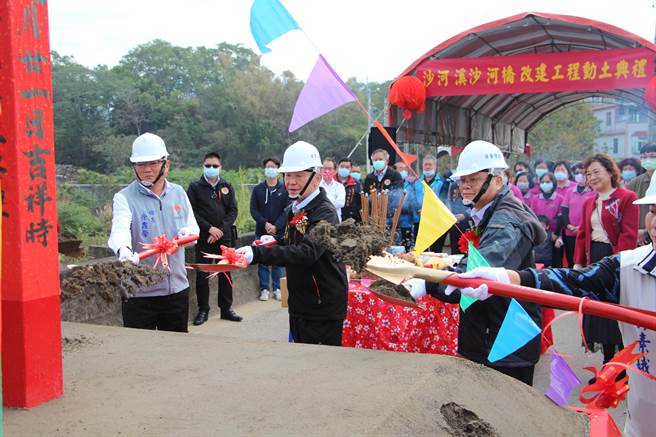 苗栗县政府争取经费办理头屋乡沙河溪沙河桥改建及二冈坪护岸防灾减灾工程，以提升河道治理需求，增进排洪功能，21日开工动土，预计明年1月完工。（何冠娴摄）