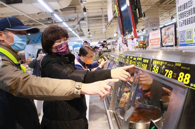 因应今年1月1日开放含莱克多巴胺的猪肉进口，并配合中央肉品标示新政策，台东县卫生局执行进行莱克多巴胺快速检验测试，截至1月20日稽查结果均为合格。图为日前台东县长饶庆铃（左二）与卫生局稽查照片。（台东县政府提供／蔡旻妤台东传真）