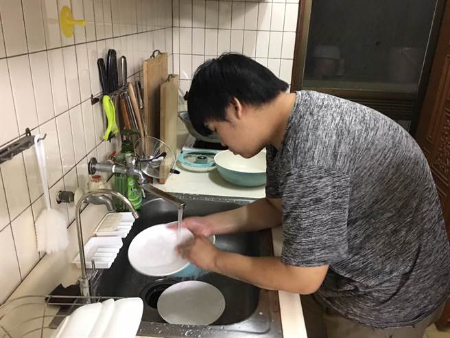 小纬在基金会家园社工即时介入，建立支持网络，从家务自理到工作职训，已经开始规律的生活。（喜憨儿基金会提供／林雅惠高雄传真）