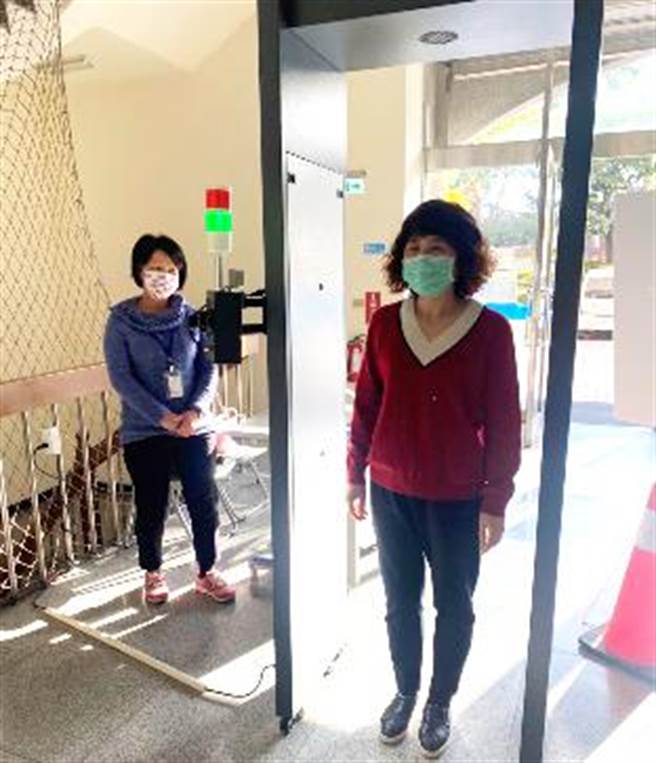 台中市政府主要出入口运用体温量测门量体温，藉此减少接触机会。（台中市政府提供／陈世宗台中传真）