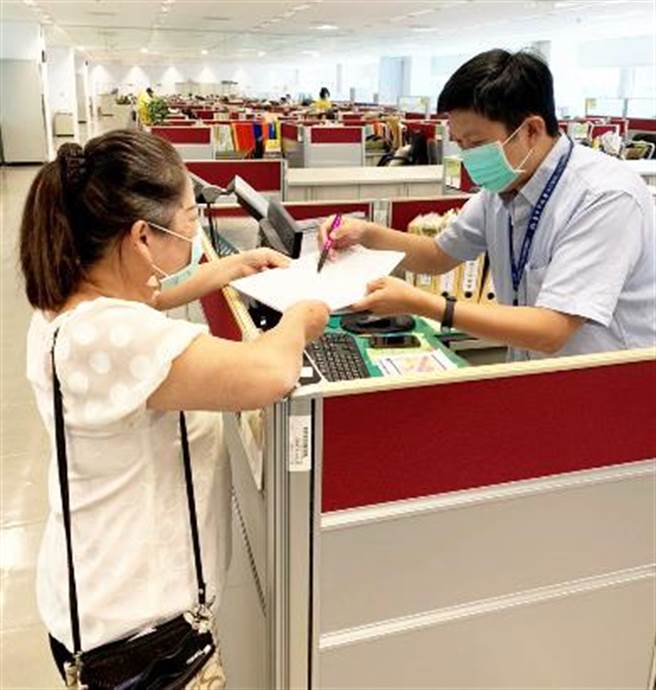 民眾到市府洽公，务必全程配戴口罩。（台中市政府提供／陈世宗台中传真）