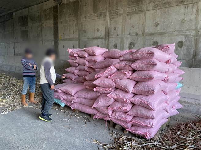 杨姓农民将肥料放在人迹罕至的国道3号涵洞路旁，竟然也被偷。（读者提供／刘秀芬台南传真）