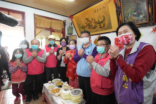 彰化县长王惠美关怀慰问独居在彰化市的李奶奶，发放福袋和年菜。（吴敏菁摄）