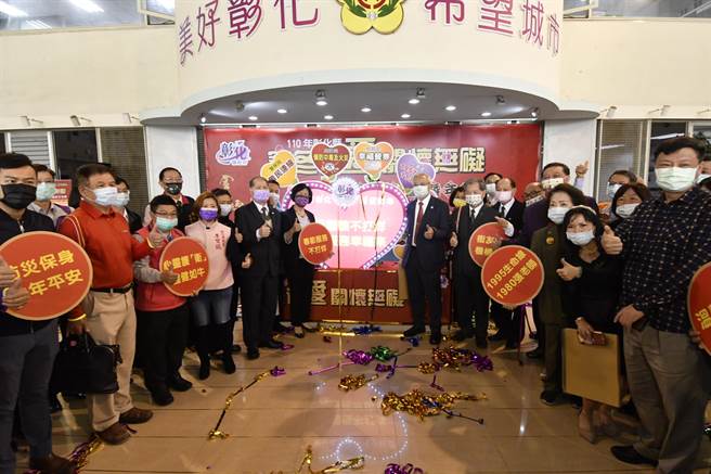 彰化县超过60个企业与慈善单位捐助约500万元善款及民生物资，彰化县社工将亲自到府。（吴敏菁摄）