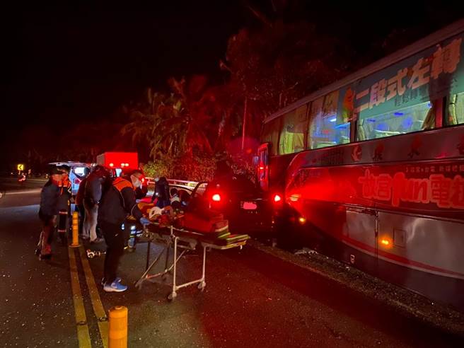 台東縣成功鎮台11線126公里處21日傍晚6點19分左右，發生1起車禍，大客車與小客車不明原因正面對撞。(台東縣消防局提供／蔡旻妤台東傳真)