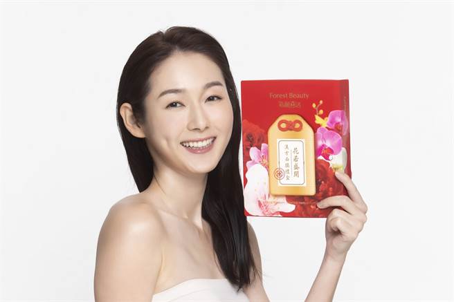 限量「花若盛开汉方面膜礼盒」，以洋溢喜气和祝福的包装祈愿来年顺遂。（图／品牌提供）