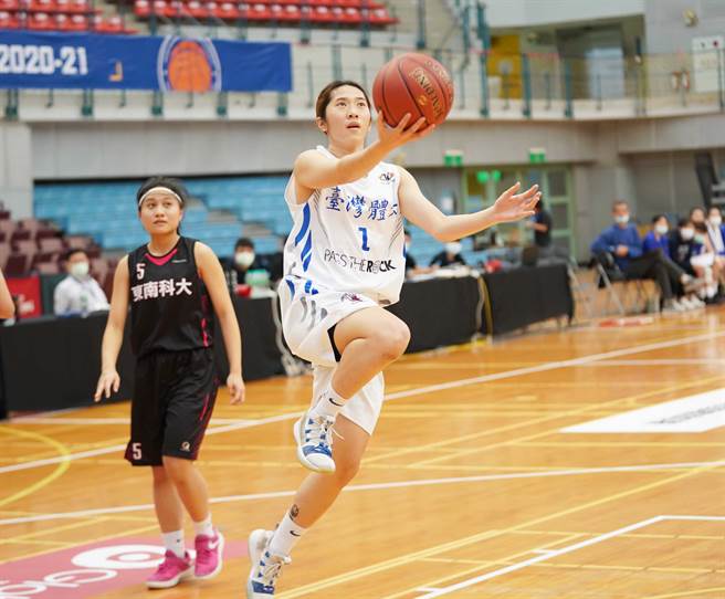 台体林佳仪（右）今天进帐24分、9篮板，助队击败东南科大。（大专体总提供）
