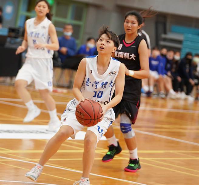 台体杜亭萱准备投篮，今天对东南科大整场比赛抢下24分。（大专体总提供）