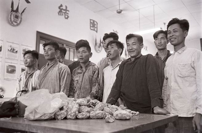 1966年04月26日，渔民李木钊等10人，分乘两艘舢舨冒险投奔台湾。会上展示他们带着已发霉的馒头乾粮。此为示意图。（本报系资料照片）