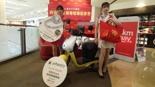 新光三越台中店限量500个福袋1/27上午10点起，APP线上预购开抢！图／曾丽芳