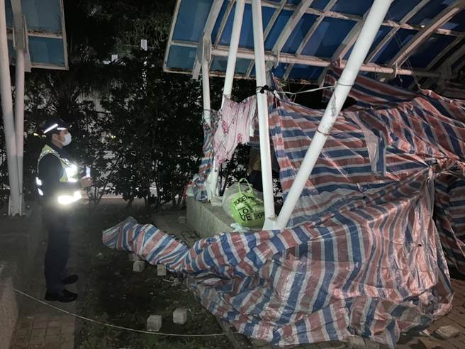 民眾沒錢付押金，使用帆布將涼亭圍住，暫時在裡頭歇息。（基隆市警局提供／陳彩玲基隆傳真）