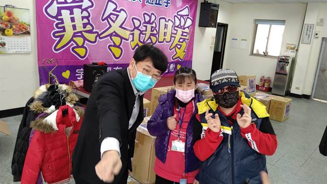 八德热心民眾曾柏翰透过立委赵正宇捐赠300件羽绒大衣。（赖佑维摄）