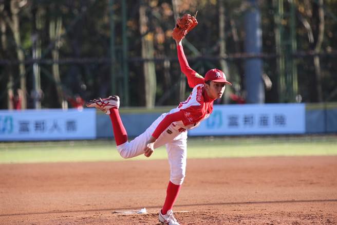 东园庄昀融完投胜新街。(中华棒协提供)
