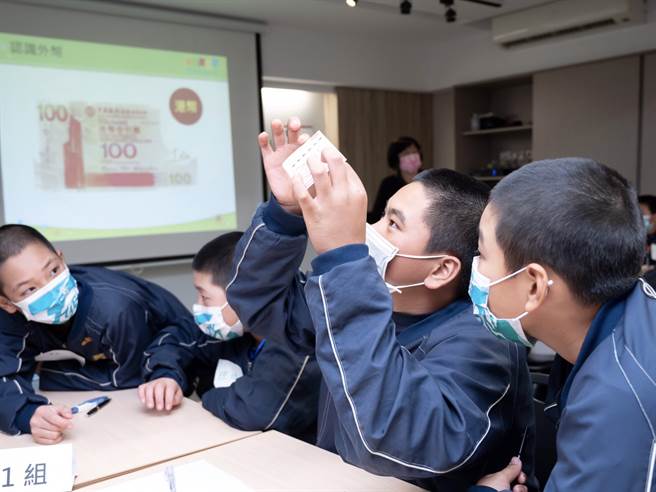 参加理财教室的小选手接触到外币都感到新奇。(中华棒协提供)