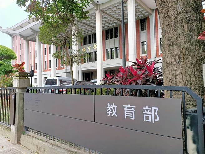 因应近日新冠肺炎疫情发展，大学术科考试委员会联合会20日表示，110学年度大学术科体育、美术、音乐组，将照常分别于1月25日至27日、1月29日至30日以及2月1日至4日间考试。（简立欣摄）