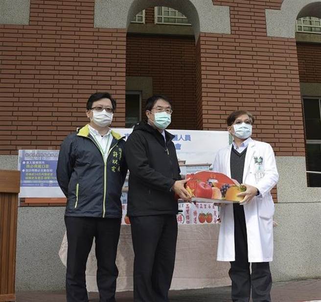 黄伟哲今天特地带着2箱茂谷柑和1箱苹果前往部立台南医院慰劳医护人员。（台南市卫生局提供／曹婷婷台南传真）