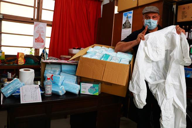 全球疫情延燒，義大利西西里更淪為重災區，義籍旅台神父歐大福不捨同胞受難，近來再度募口罩救家鄉。（謝佳潾攝）