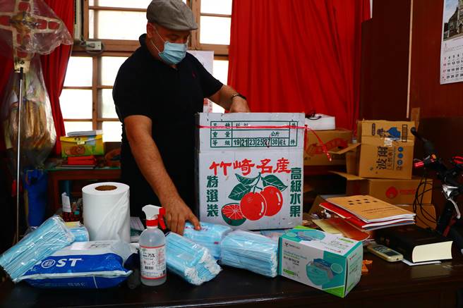 全球疫情延燒，義大利西西里更淪為重災區，義籍旅台神父歐大福不捨同胞受難，近來再度募口罩救家鄉。（謝佳潾攝）