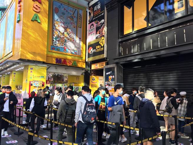 唐吉诃德西门店开幕大排长龙  妇人入场秒刷万元 曝「这样商品」超划算、必抢！（吴康玮摄）
