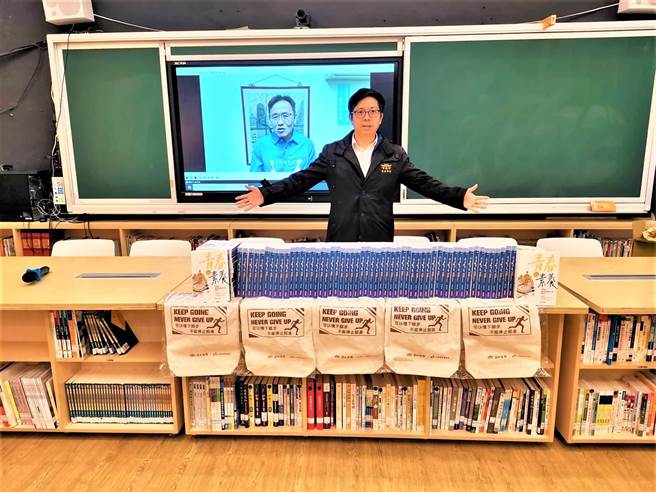 梨山宾馆副总经理林闵政在梨山成立「山那边梦想书房」，大力推动阅读，获很多企业与社团、民眾响应捐书到偏乡。（摘自林闵政脸书／卢金足台中传真）