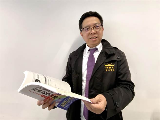 梨山宾馆副总经理林闵政出版《超神记忆攻略、就业服务乙级》考试用书，让为考证照痛苦的考生，轻易的读懂并记住法令。（卢金足摄）