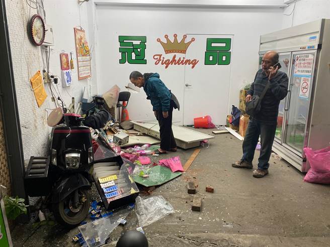 21岁许姓男子今（21日）晚间6时许，开车行经新北市瑞芳区山路，要右转台2丁线、往基隆方向，疑因过弯时车速过快，先撞击对向机车后衝入一旁槟榔摊。（叶书宏翻摄）