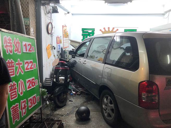 21岁许姓男子今（21日）晚间6时许，开车行经新北市瑞芳区山路，要右转台2丁线、往基隆方向，疑因过弯时车速过快，先撞击对向机车后衝入一旁槟榔摊。（叶书宏翻摄）