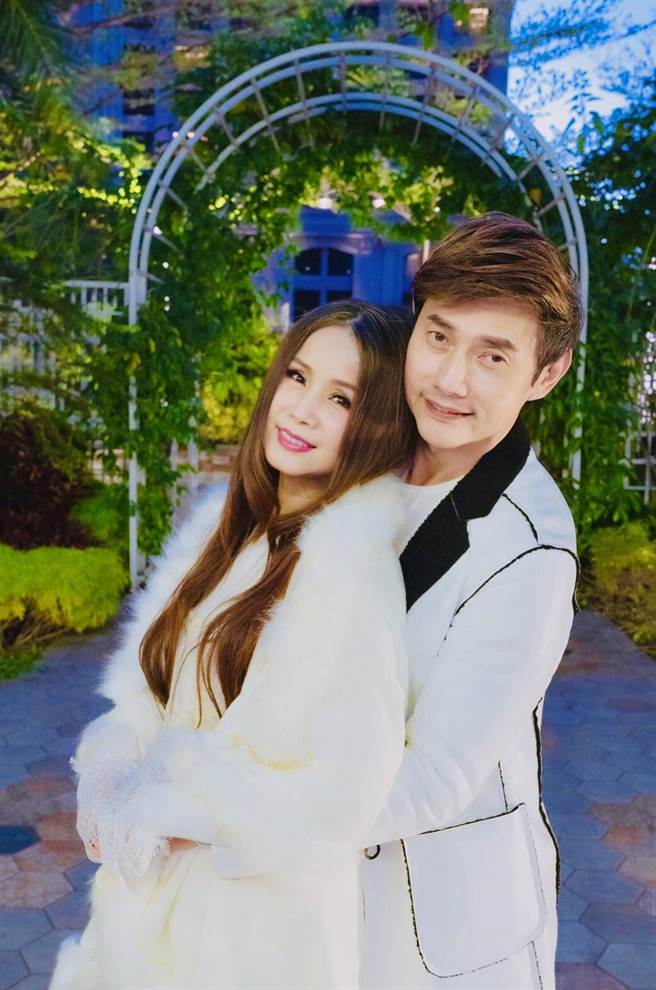 包伟铭婚后很疼爱老婆刘依纯，获封是「宠妻魔人」，20日特地帮刘依纯举办58岁生日派对，他送上名牌经典柏金包、20万元现金，加上场地费，一共粗估花费约50万元。（中时提供）