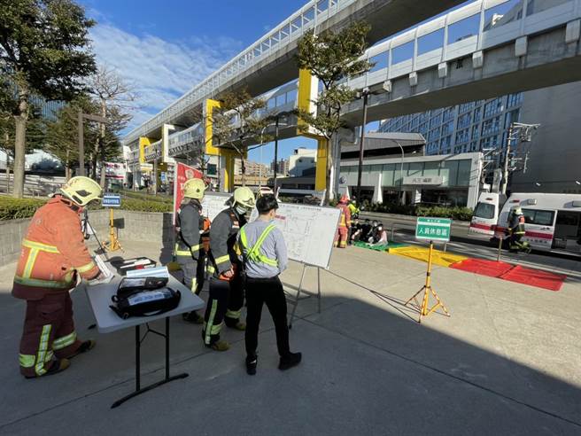 新北市消防局第七救灾救护大队今（21日）上午8时30分于中和区大型卖场举办消防演练暨自卫消防编组。（第七大队提供）