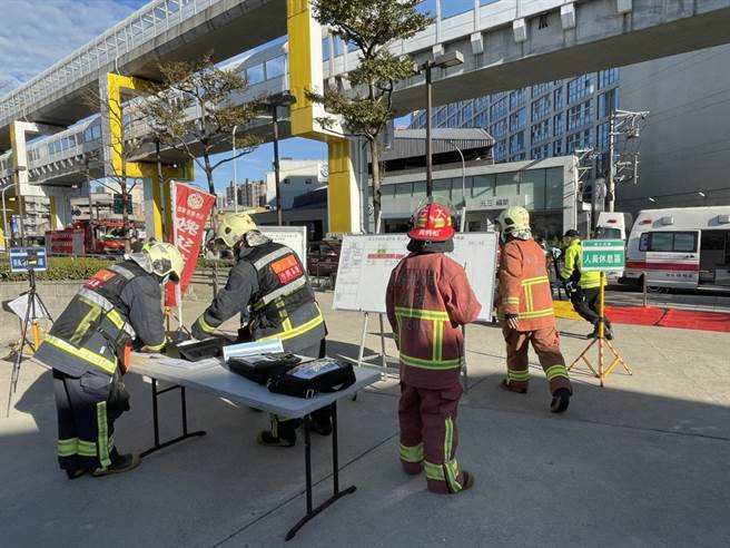 新北市消防局第七救灾救护大队今（21日）上午8时30分于中和区大型卖场举办消防演练暨自卫消防编组。（第七大队提供）