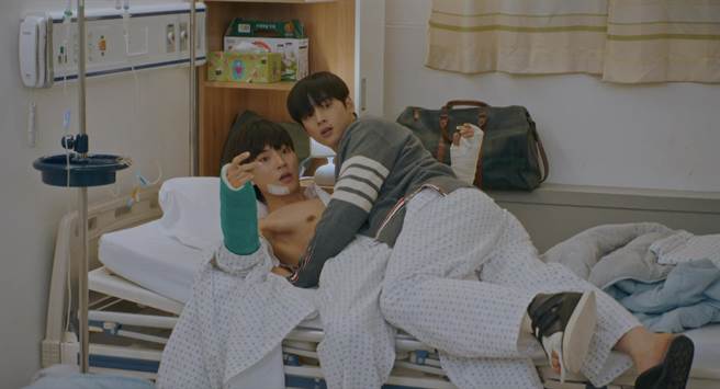 车银优(右）「床咚」半裸黄仁烨。（friDay影音提供）