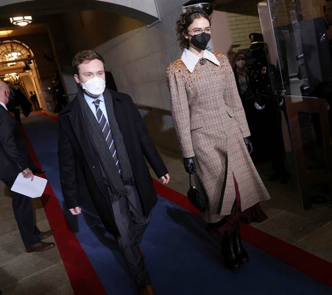 美国副总统贺锦丽的21岁继女艾拉（Ella Emhoff，右）20日以一袭格纹大衣成为拜登就职典礼全场焦点，获美媒封为当天的时尚女王。（图／美联社）